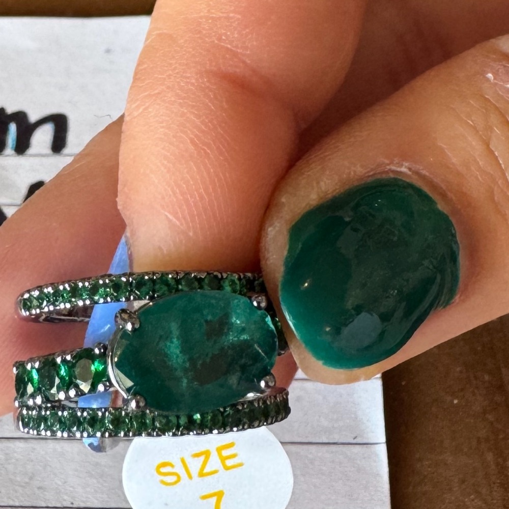 Vibrant Green Emerald Ring with Sparkling Accents